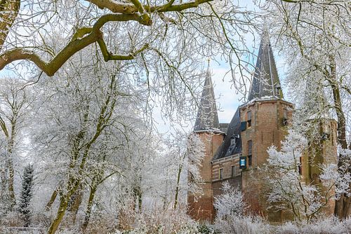 Broederpoort in Kampen met berijpte bomen tijdens een koude winter dag