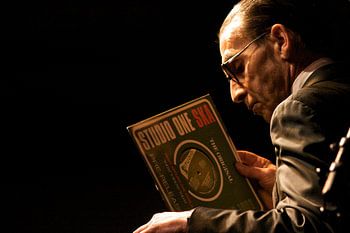 Jules Deelder vor schwarzem Hintergrund