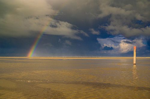 Regenboog op het strand van Texel in de Waddenzee