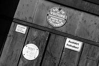 des panneaux sur une ancienne porte de garage