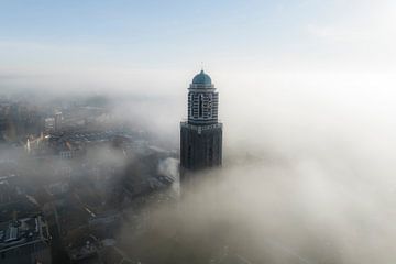 Peperbus kerktoren in Zwolle boven de mist van Sjoerd van der Wal Fotografie