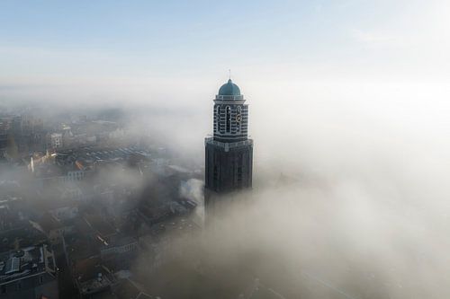 Peperbus kerktoren in Zwolle boven de mist