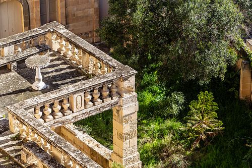 dakterras in Malta met fraaie stenenmuur en tafel