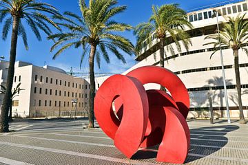 Sculpture rouge moderne dans le centre historique de Cadix