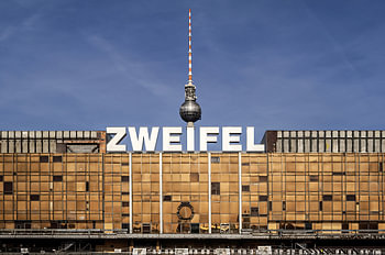 Palast der Republik mit Berliner Fernsehturm