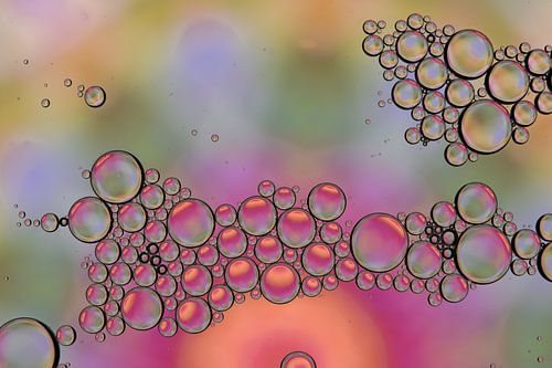 Druppels olie op water