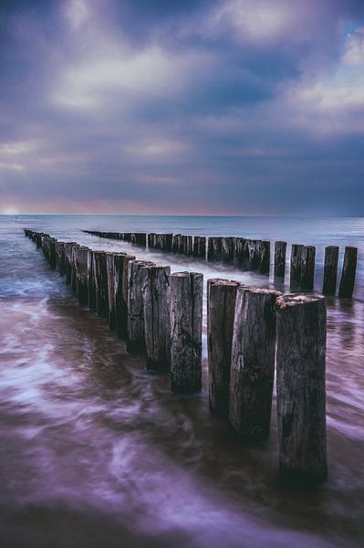 La vue intemporelle sur la mer à Zoutelande, sur la côte. par Robby's fotografie