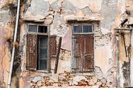 Verfallene Fassade mit baufälligen Fenstern von Yke de Vos Miniaturansicht
