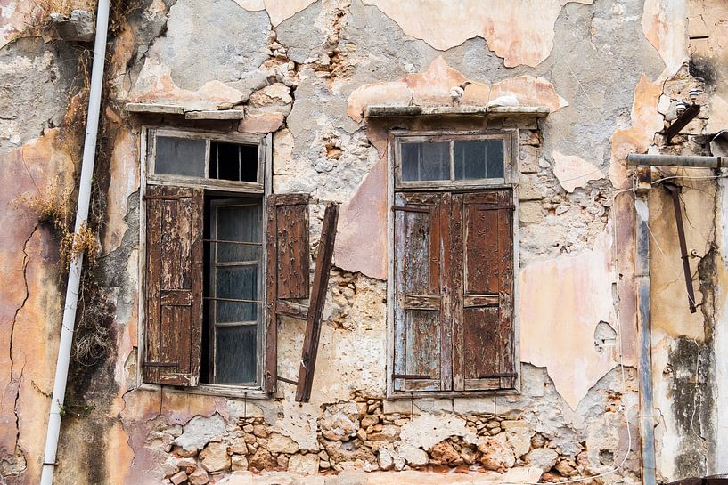 Verfallene Fassade mit baufälligen Fenstern von Yke de Vos