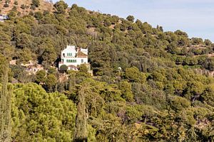 Maison contre la paroi de la montagne