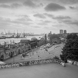 Landungsbrücken Hambourg noir et blanc sur Michael Valjak