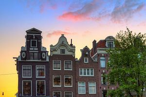 Grachtenpanden tijdens zonsondergang van Dennis van de Water