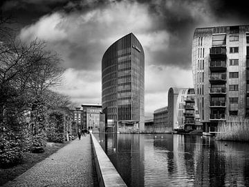 Pond at the Paleiskwartier in Den Bosch (black and white) by Rick Van der Poorten