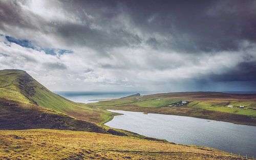Verlaten eenzaamheid bij Neist Point. Isle of Skye in Groot-Brittannië. Panorama klif in de Schotse Hooglanden!