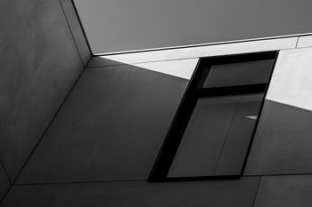 Schwarz-Weiß-Fotografie eines Bürogebäudes