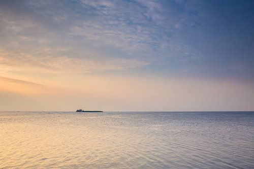 Binnenvaartschip op he ijsselmeer