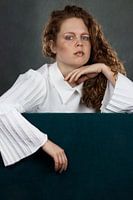 Roodharige vrouw in het wit