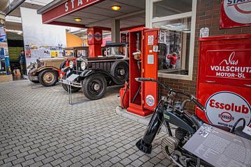 "Standard" tankstation  uit de 30-jaren met Horch auto's van Rob Boon