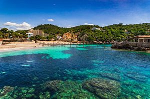 Vue idyllique de la plage de la baie de Camp de Mar sur l'île de Majorque, en Espagne.