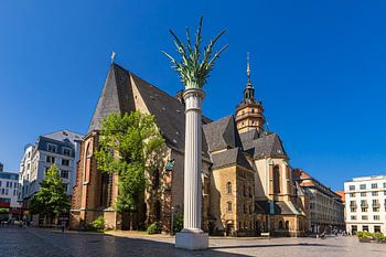 Blick auf die Nikolaisäule und Nikolaikirche in der Stadt Leipzig