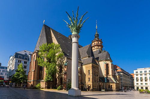 Gezicht op de Nikolaisäule en de Nikolaikirche in de stad Leipzig