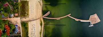 Topdown view der Seebrücke Koserow, Panoramacollage der gesamten Seebrücke vom Promenadenplatz bis zum Bootsanleger am Ende der Brücke von Stefan Dinse