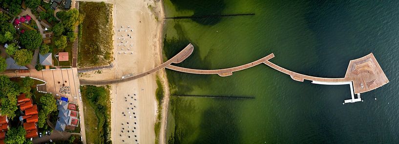 Topdown view der Seebrücke Koserow, Panoramacollage der gesamten Seebrücke vom Promenadenplatz bis zum Bootsanleger am Ende der Brücke von Stefan Dinse