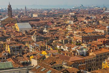 Overzicht van boven de stad Venetië. van Berend Kok
