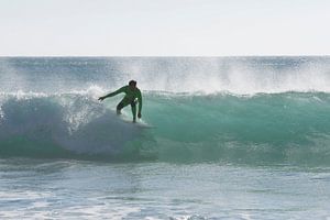 Surfer in einer hohen Welle