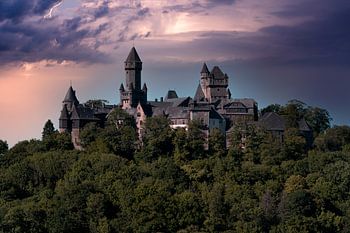 Le château de Braunfels sous un ciel spectaculaire