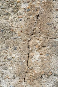 Scheuren in een vervallen oude betonnen gevel