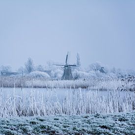 Friese Molen in winter landschap met schaatsers. van Scarlett Bus