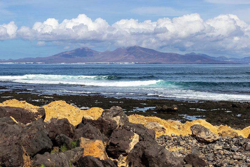 Gezicht op een gedeelte van de kust van Corralejo op het Canarische eiland Fuerteventura van Reiner Conrad