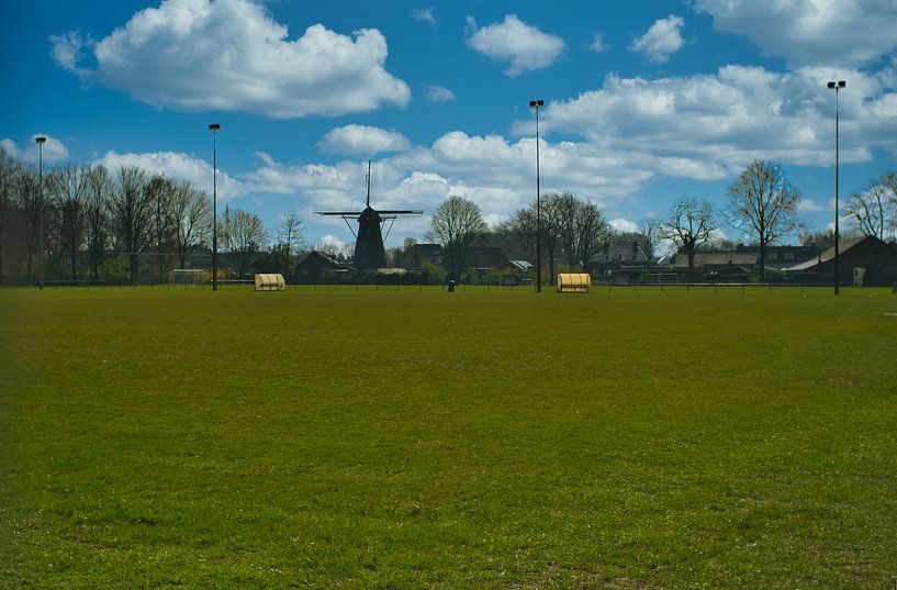 Een gesloten voetbalveld in Maart van Jolanda de Jong-Jansen