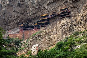 Het Xuankong Si hangende klooster bij Datong in China van Roland Brack