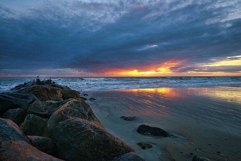 Grote stenen op het zandstrand bij zonsondergang in Denemarken van Martin Köbsch