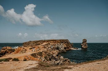 Des rochers dans la mer