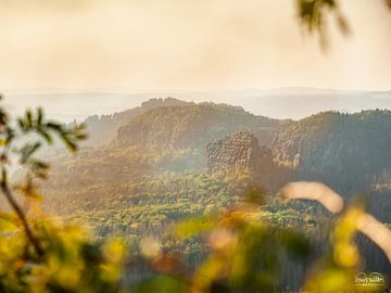 Uitzicht op Kipphorn, Saksisch Zwitserland - Schrammsteine en Rauschenstein van Pixelwerk