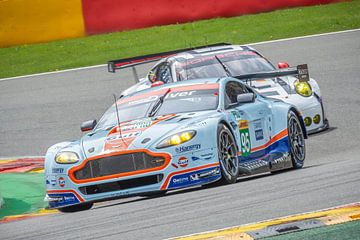 Voiture de course Aston Martin Racing Vantage V8 dans l'épingle de La Source