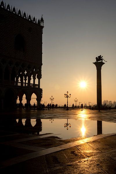 Sonnenaufgang am Markusplatz van Andreas Müller