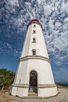 Schapenwolken boven de vuurtoren op het eiland Hiddensee