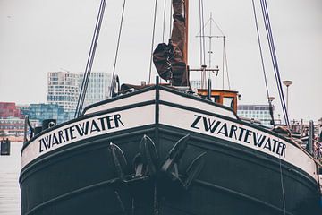De boeg van het schip Zwartewater Amsterdam van scheepskijkerhavenfotografie