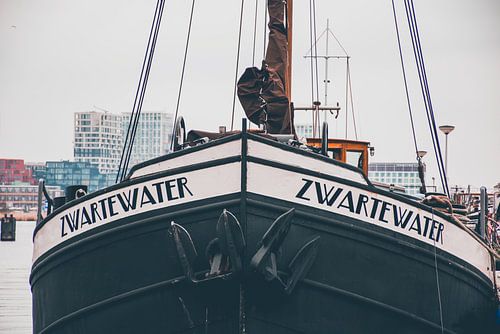 De boeg van het schip Zwartewater Amsterdam