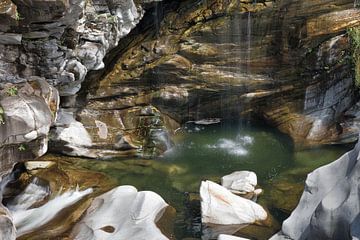 Wasserfall in Ponte Brolla im Kanton Tessin von Dieter Fischer