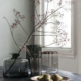 Nature morte avec des vases sur la table sur Caroline Martinot