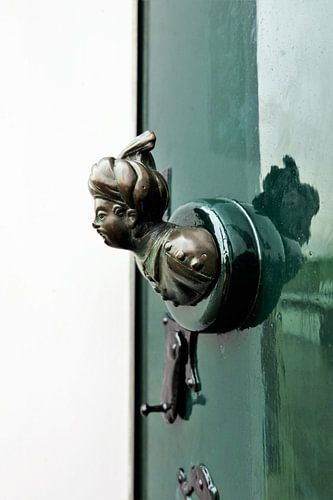 Voordeur in groen met Oosterse man.