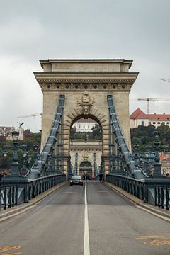 Auto auf der Kettenbrücke in Budapest von Nynke Altenburg