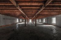Symmetrie in de verlaten en vervallen Ringersfabriek in Alkmaar