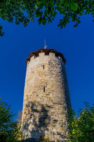 Les ruines du château de Scharfenburg en robe d'automne
