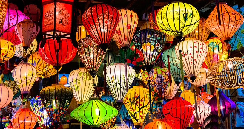 Kleur en licht. Lampionnen in Hội An, Vietnam van Rietje Bulthuis